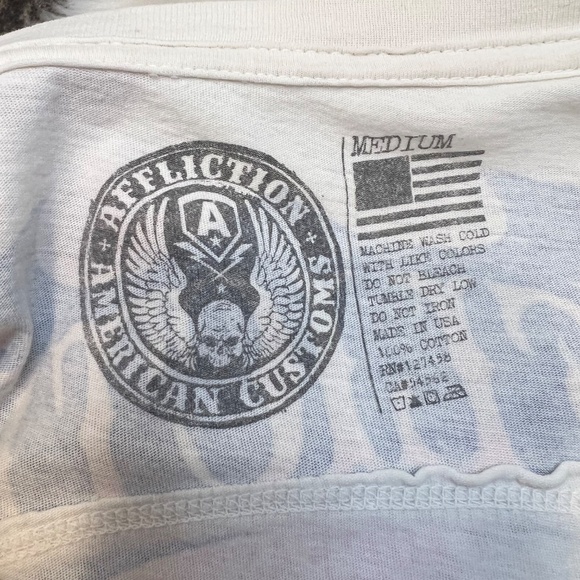 |•AFFLICTION•| Cool V-neck T-shirt Size Medium - Picture 10 of 14